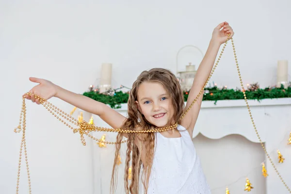 Retrato Cerca Una Niña Rubia Con Vestido Blanco Sosteniendo Regalo — Foto de Stock