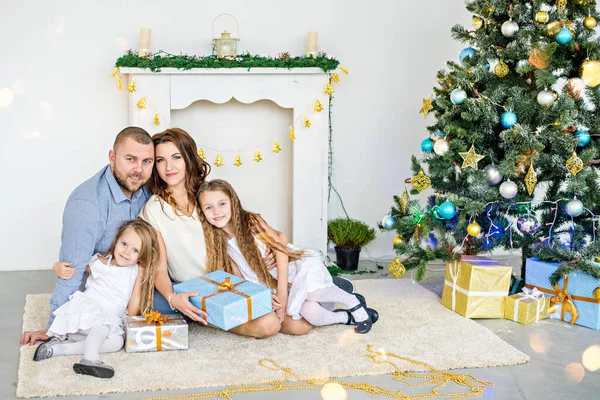 Mutlu Aile Beyaz Bir Şöminenin Önünde Işık Çelenklerinde Zarif Bir — Stok fotoğraf