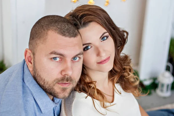 Retrato Cerca Una Pareja Enamorada Sobre Fondo Bokeh Árbol Navidad — Foto de Stock