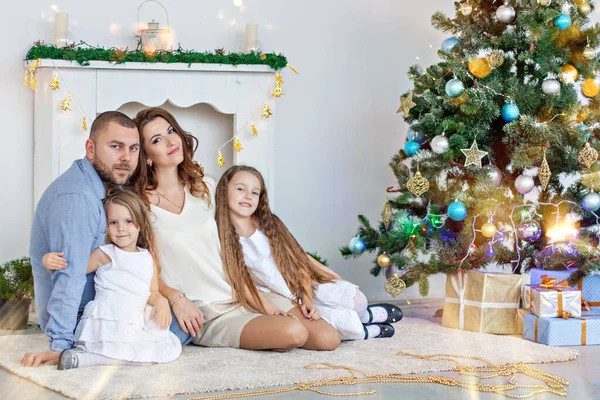 Šťastná Rodina Sedí Koberci Bílého Krbu Elegantním Vánočním Stromečkem Věncích — Stock fotografie