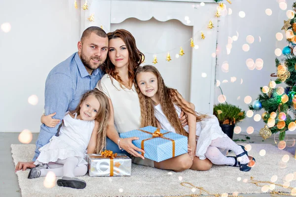 Familia Feliz Está Sosteniendo Cajas Con Regalos Frente Una Chimenea — Foto de Stock