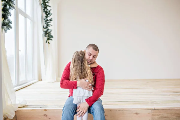 Mutlu Bir Baba Küçük Bir Kızın Yakın Plan Portresi Sarı — Stok fotoğraf