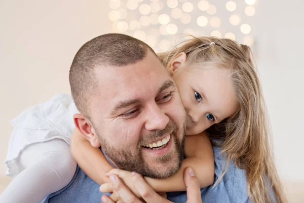 Retrato Cerca Padre Feliz Una Niña Pequeña Sobre Fondo Blanco —  Fotos de Stock