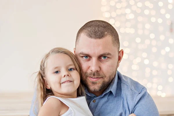 Retrato Cerca Padre Feliz Una Niña Pequeña Sobre Fondo Blanco —  Fotos de Stock