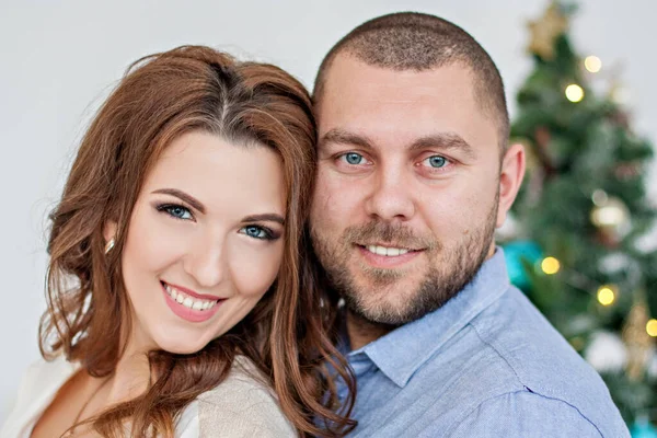 Retrato Close Casal Apaixonado Contra Fundo Bokeh Uma Árvore Natal — Fotografia de Stock
