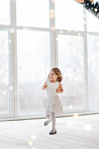 Pequena Menina Feliz Vestido Branco Festivo Olha Para Janela Sótão — Fotografia de Stock