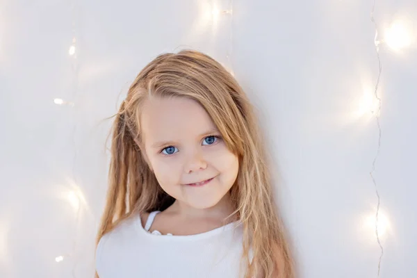 Κοντινό Πλάνο Πορτραίτο Ενός Μικρού Ξανθού Κοριτσιού Λευκό Εορταστικό Φόρεμα — Φωτογραφία Αρχείου