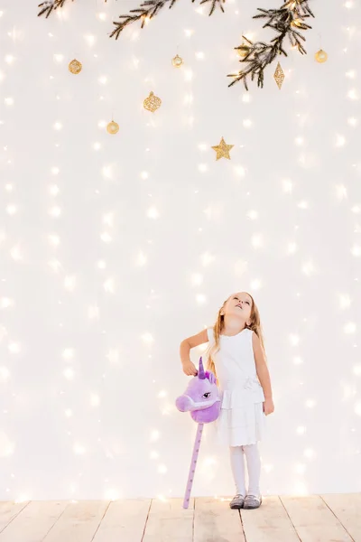 Menina Loira Vestido Festivo Branco Fundo Bokeh Amarelo Ramo Natal — Fotografia de Stock