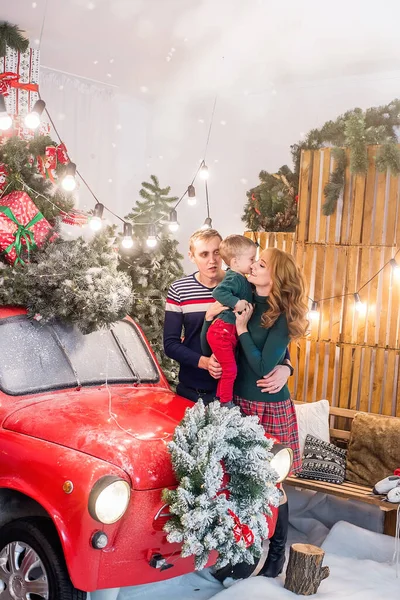 Mutlu Bir Aile Noel Dalları Çelenkler Çam Iğneleri Ile Süslenmiş — Stok fotoğraf