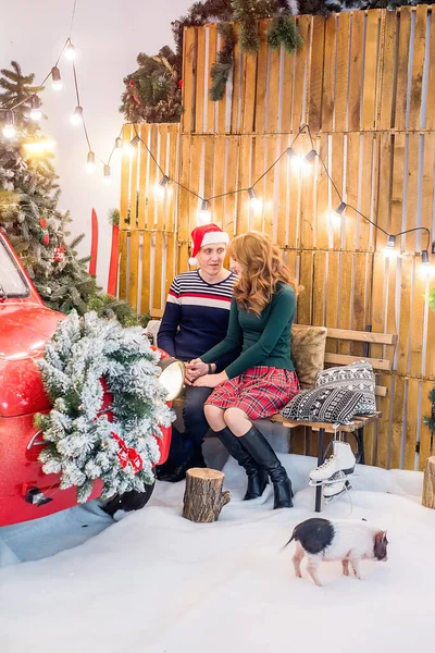 Mutlu Bir Aile Noel Dalları Çelenk Çam Iğneleriyle Süslenmiş Kırmızı — Stok fotoğraf