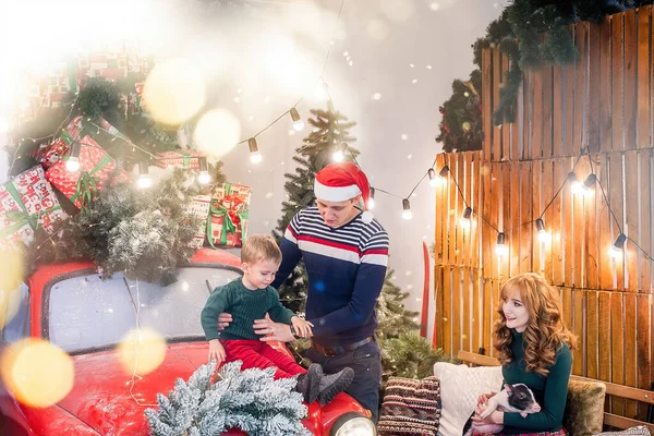 Mutlu Bir Aile Noel Dalları Çelenk Çam Iğneleriyle Süslenmiş Kırmızı — Stok fotoğraf