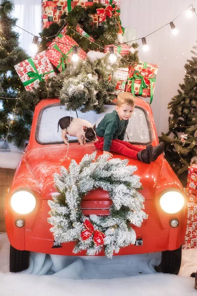 Niño Pequeño Con Sombrero Santa Claus Sienta Capó Coche Rojo — Foto de Stock