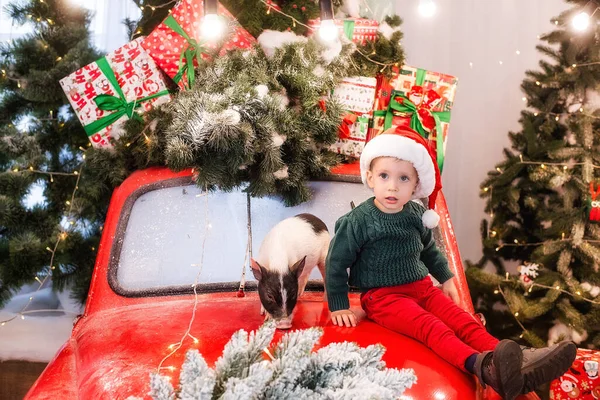 Niño Pequeño Con Sombrero Santa Claus Sienta Capó Coche Rojo —  Fotos de Stock