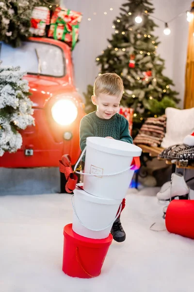 Retrato Niño Feliz Que Juega Con Cajas Rojo Blancas Regalos — Foto de Stock