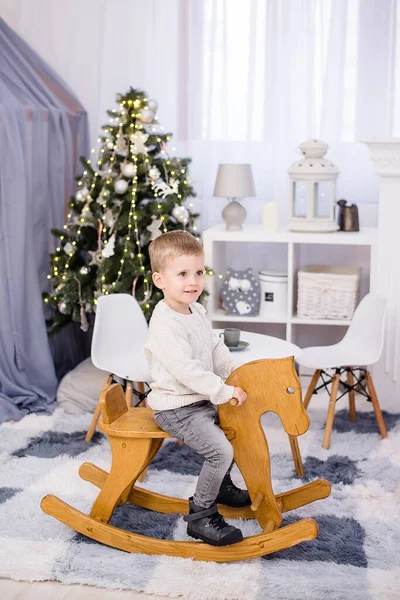 Happy Little Menino Loiro Suéter Malha Branca Jeans Monta Cavalo — Fotografia de Stock