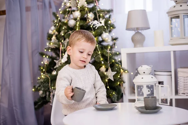 Niño Pequeño Jersey Blanco Juega Bebe Cacao Una Taza Gris —  Fotos de Stock