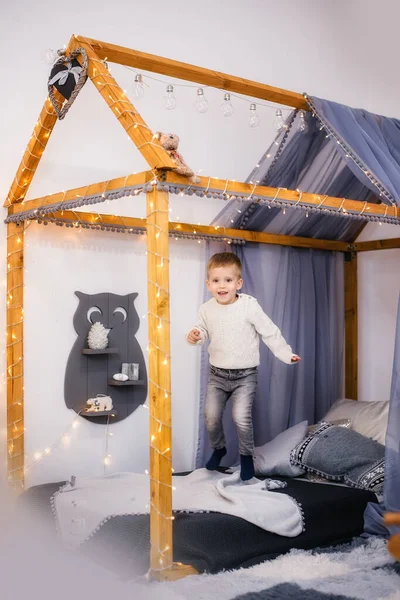 Niño Pequeño Suéter Punto Blanco Jeans Salta Alegremente Juega Cama —  Fotos de Stock