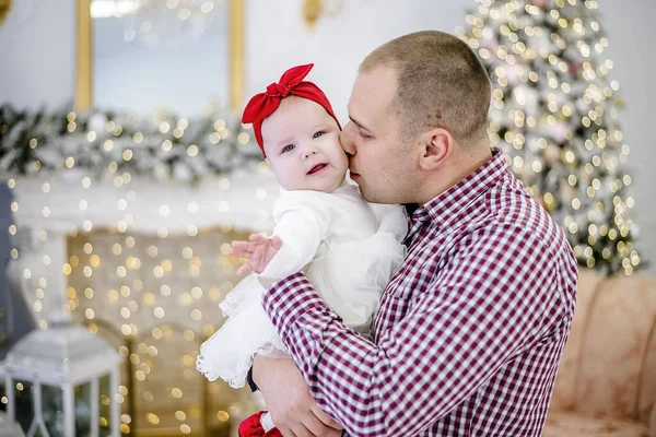 Een Jongeman Houdt Een Baby Zijn Armen Vader Speelt Met — Stockfoto