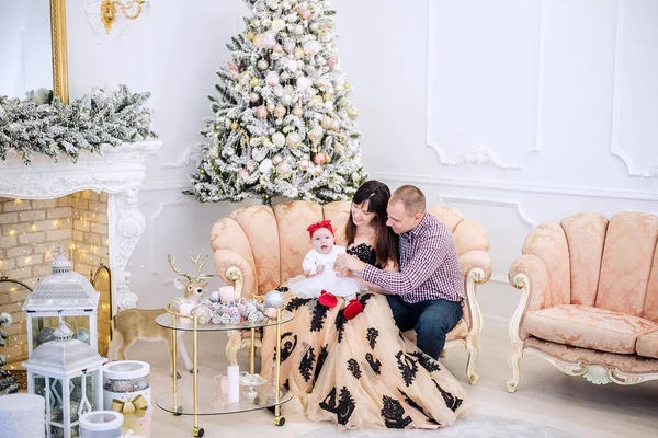가족이 벽난로등으로 눈덮인 크리스마스 뒤에서 아기를 식사를 즐기고 — 스톡 사진
