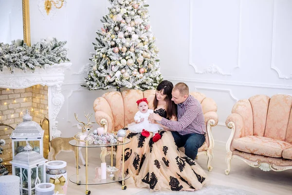 Eine Junge Familie Ist Festlich Gekleidet Für Den Abend Hält — Stockfoto