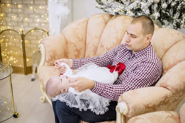 Genç Bir Adam Kucağında Bir Bebek Tutuyor Babam Beyaz Elbiseli — Stok fotoğraf