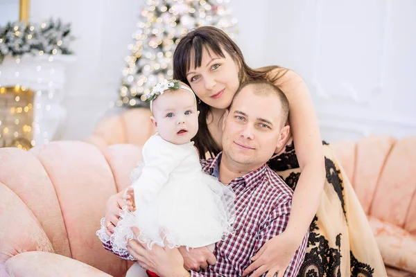 Una Familia Joven Viste Festivamente Para Noche Sosteniendo Bebé Sus — Foto de Stock