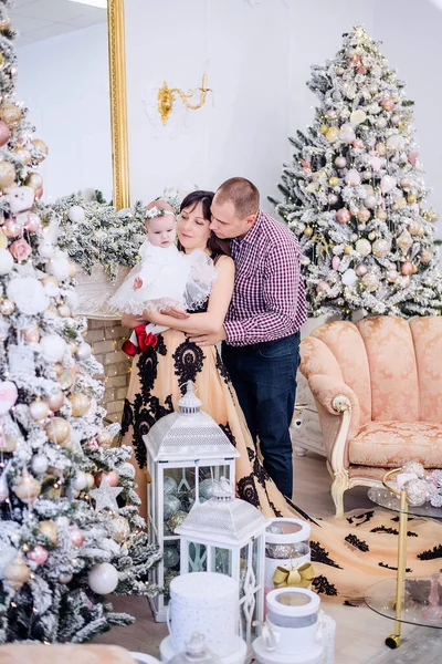 Uma Jovem Família Está Festivamente Vestida Para Noite Segurando Bebê — Fotografia de Stock