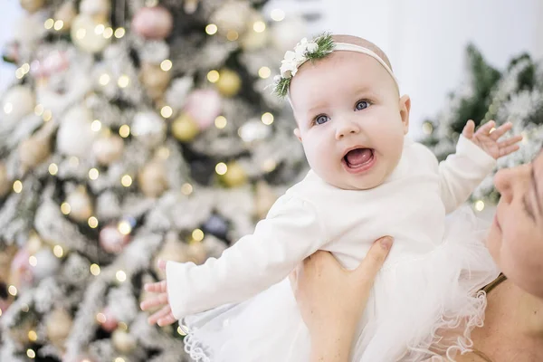 Petite Fille Sur Fond Des Lumières Noël — Photo