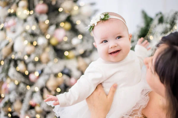 Kislány Háttérben Karácsonyi Fények — Stock Fotó