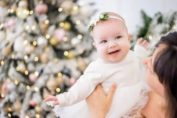 Niña Fondo Las Luces Navidad —  Fotos de Stock