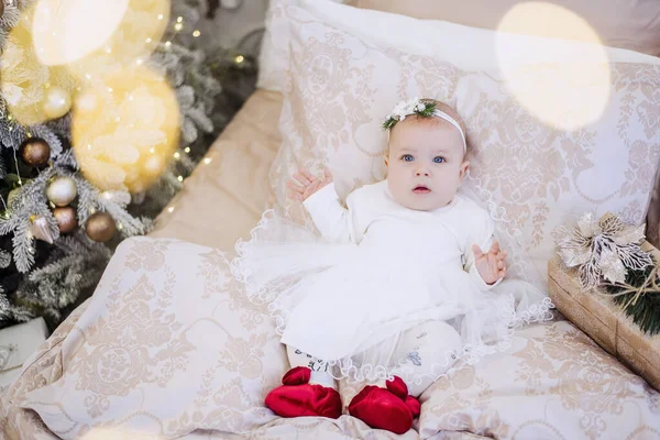 Retrato Cerca Bebé Con Vestido Blanco Con Adorno Cabeza Muchacha —  Fotos de Stock