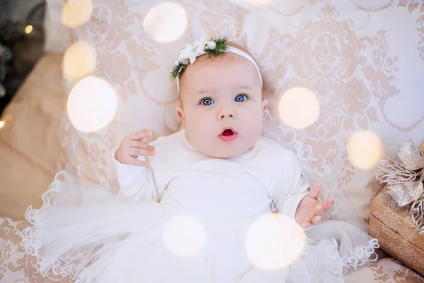 Retrato Close Bebê Vestido Branco Com Ornamento Cabeça Menina Está — Fotografia de Stock