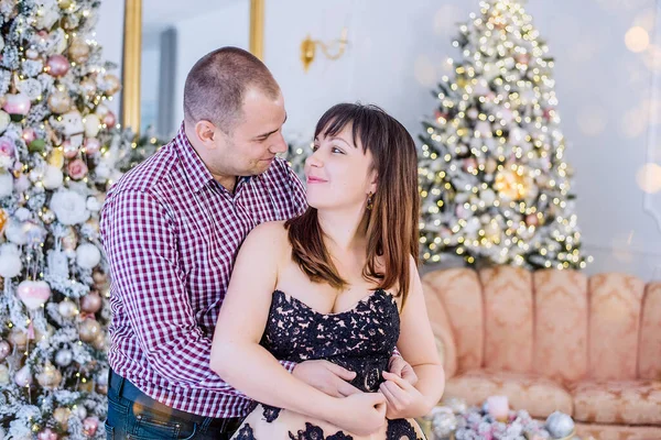 Casal Meia Idade Roupa Elegante Contexto Natal Interior Árvores Cobertas — Fotografia de Stock