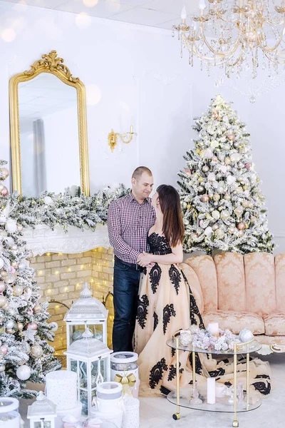 Ein Paar Mittleren Alters Eleganter Kleidung Vor Weihnachtlichem Hintergrund Schneebedeckte — Stockfoto