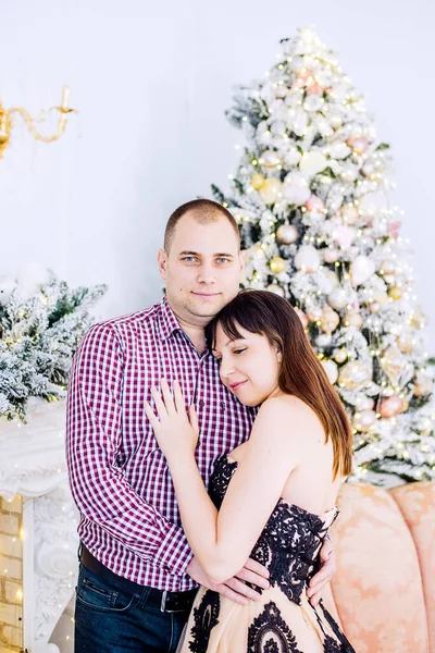 Pareja Mediana Edad Ropa Elegante Sobre Fondo Navidad Interior Árboles — Foto de Stock