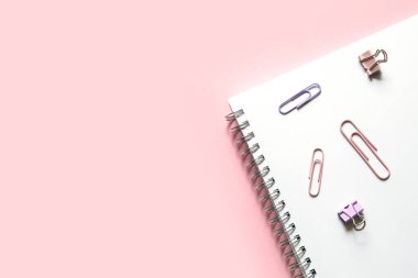 Çok renkli ataçlar beyaz bir deftere sarmal bir şekilde yerleştirilmiş.. 