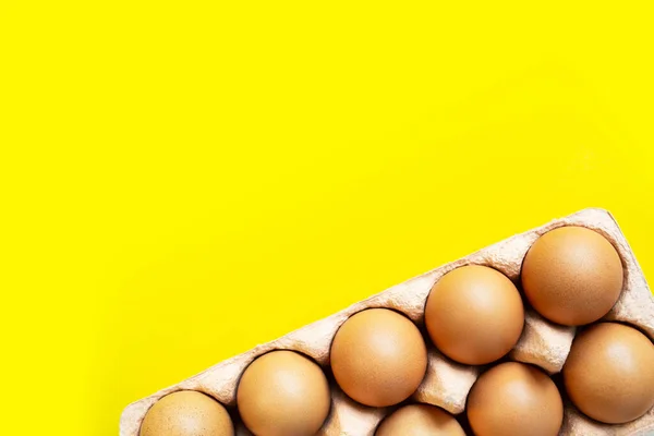 Ökologie Und Recyclingkonzept Hausgemachte Eier Kartonverpackung Der Ecke Auf Gelbem — Stockfoto
