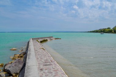 Macaristan 'daki Balaton Gölü' nde eski beton iskele. Macar Denizi kıyıları.
