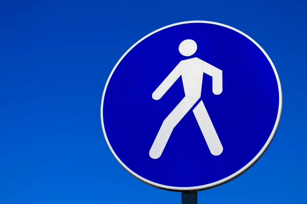 보행자를 위한 도로 표지판. 보행자 구역. 하늘을 등지고 있는 백인과 파란 교통 표지판. — 스톡 사진