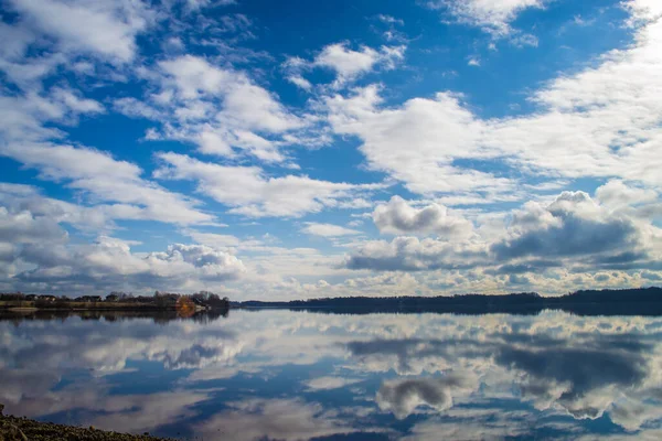 Vue panoramique sur la rivière Daugava dans la soirée. Lettonie nature. — Photo