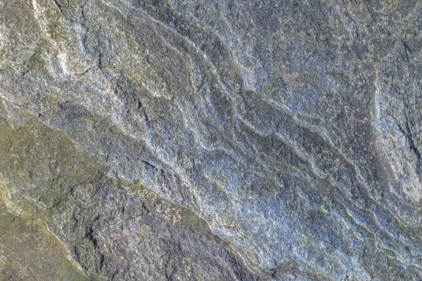 Widok góry. Twarda, nierówna, nieregularna granitowa powierzchnia kamienia. Naturalne teksturowane szare tło. — Zdjęcie stockowe
