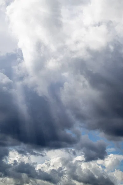 Nubes dramáticas. Brillante luz del sol brilla a través de las nubes de lluvia. Otoño - tiempo de primavera. — Foto de Stock