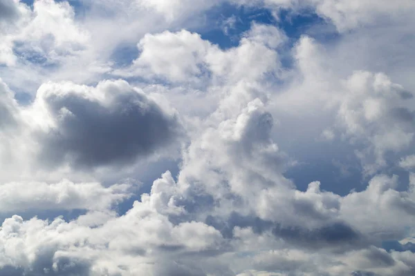 푸른 하늘이 구름 사이로 빛난다. 푸른 하늘에 있는 아름다운 흰 뭉게구름. — 스톡 사진