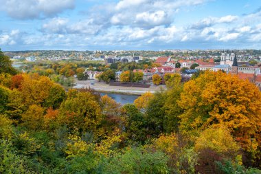 Aleksotas Gözlem Güvertesi 'nden Kaunas' ın eski kasabasına bakın. Sonbahar ağaçları ve bulutlu mavi gökyüzü. 1 Ekim 2019. Kaunas, Litvanya