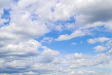 Gökyüzü ve bulutlar panorama. Güneşli bir yaz günü. Beyaz bulutlar ve mavi gökyüzü.