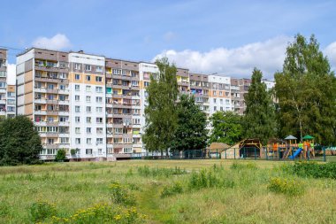 Riga, Letonya 'daki Sovyet binası. Eski panel hause. Anaokuluyla birlikte içeride.