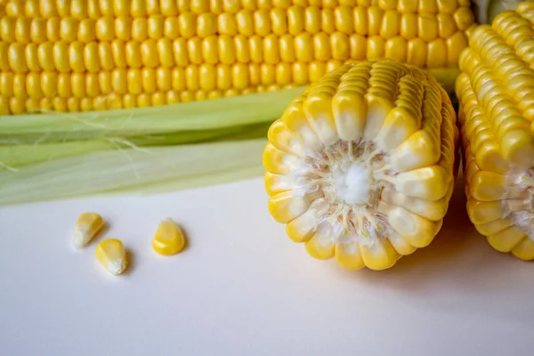 Ear Corn Lies Table Ripe Fresh Corn Leaves Piece Corn — Stock Photo, Image