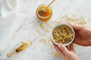 Yulaf, esmer şeker ve bal surat, dudak veya vücut ovma, doğal cilt bakımı, üst görünüm.