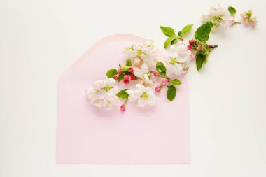 Pembe zarf ve bahar çiçekleri uçuşuyor, selamlar, düğün, davetiye, mutlu anneler günü, aşk, bahar konsepti.