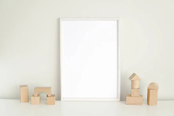 Weißrahmen Attrappe Für Kinderzimmer Oder Kinderzimmer Leerer Fotorahmen Und Holzwürfel — Stockfoto